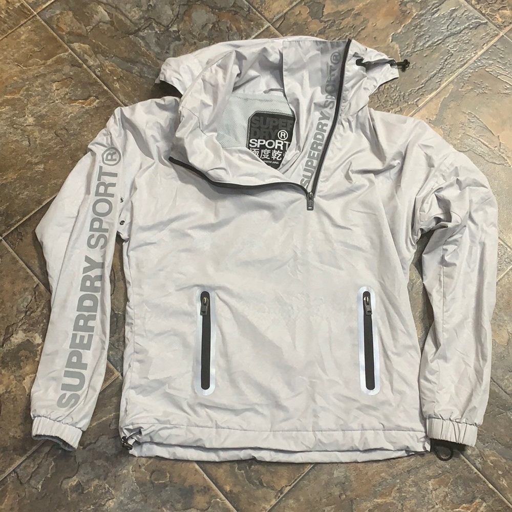 🤍 Bran new Superdry Sport light grey summer coat
